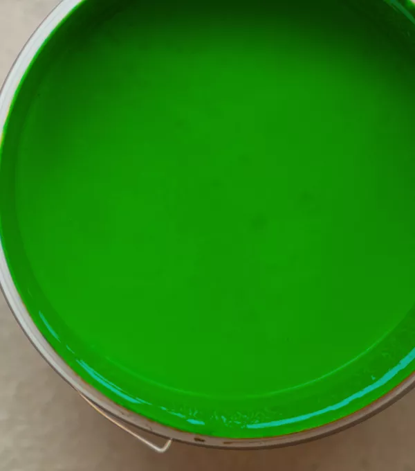 Eimer mit grüner Farbe